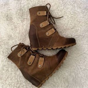 Sorel brown leather wedge booty.